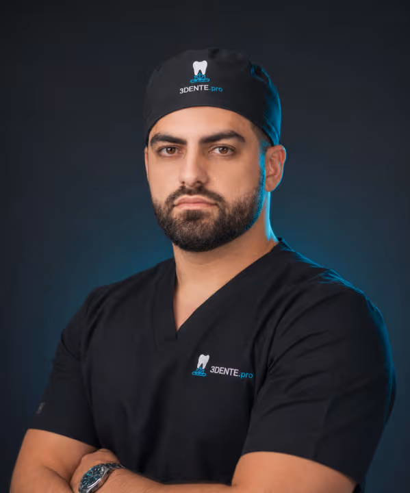 Igor Feix, de touca e scrub pretos com a marca 3DENTE.pro
