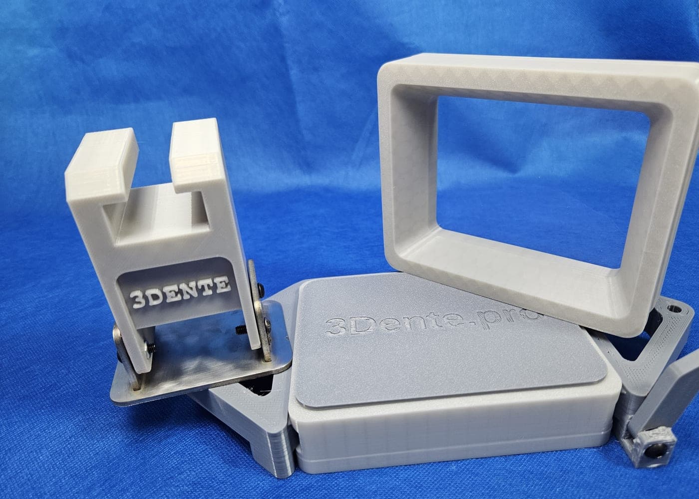 Peças do Kit Mini VAT 3DENTE separadas: VAT em PETG, mesa em inox e base